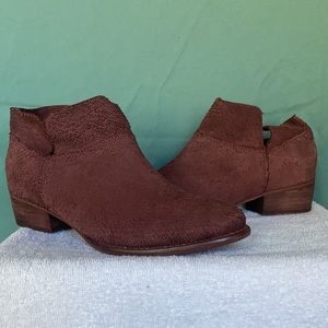Wine/burgundy Ankle boots with inside zipper and 1.25” block heel